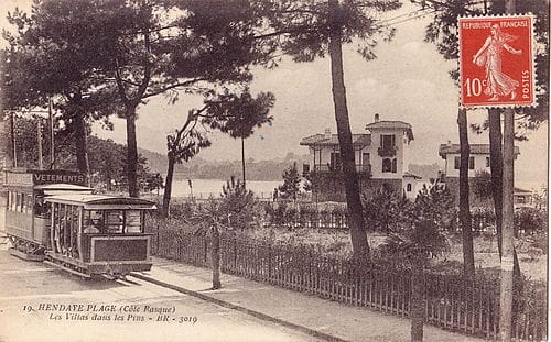 Hendaye-Plage sur une carte postale ancienne, destination taxi vers la plage et la frontière espagnole.