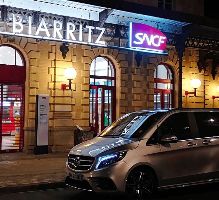 Taxi G7 Mercedes Classe V à la gare SNCF de Biarritz